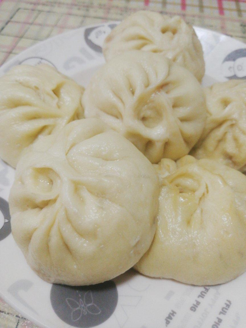 松软多汁的肉包子