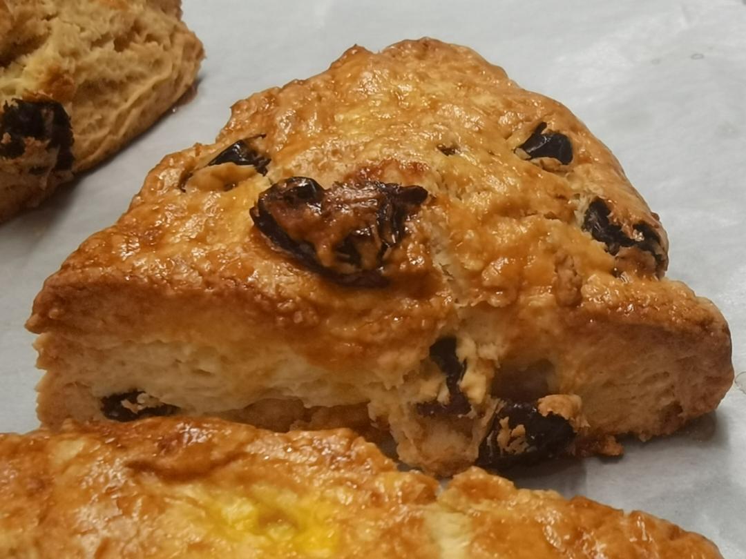 满屋飘香，口口都是满足——酥松香甜的蔓越莓蜜豆司康