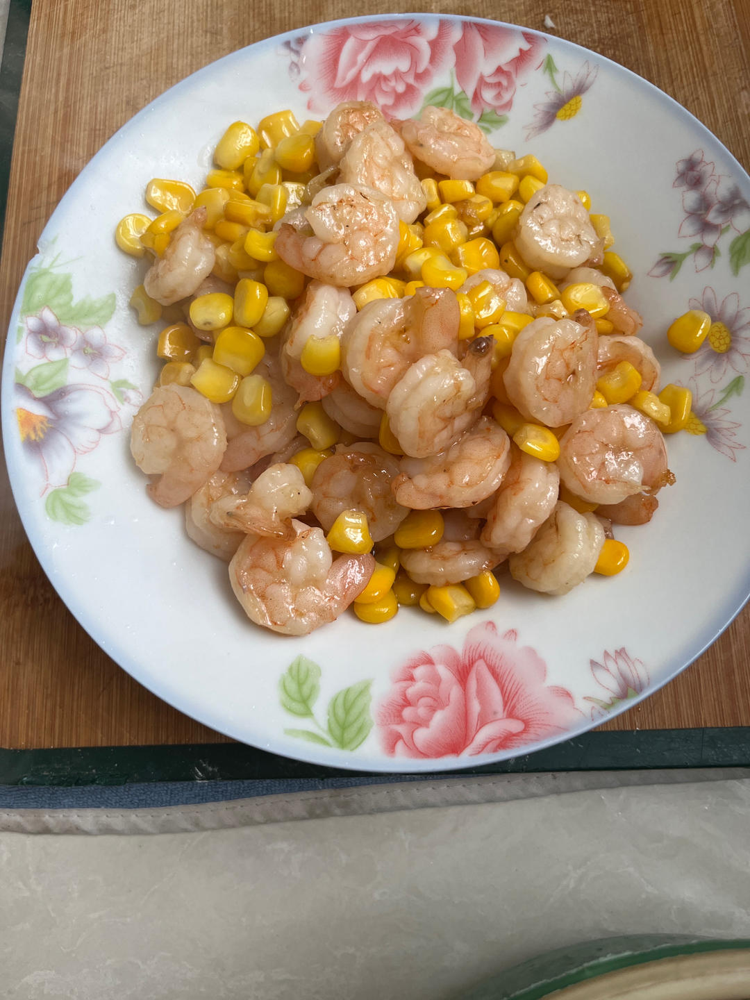 青豆，胡萝卜，玉米炒虾仁。