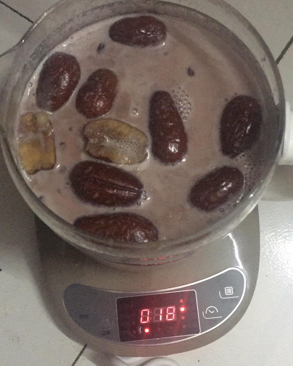 红枣红豆薏仁牛奶粥