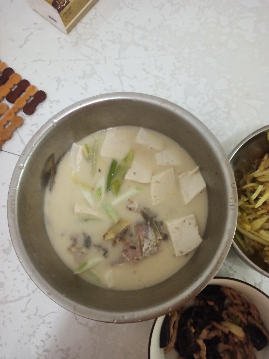 奶白鲫鱼豆腐汤|一条鱼最后的温柔