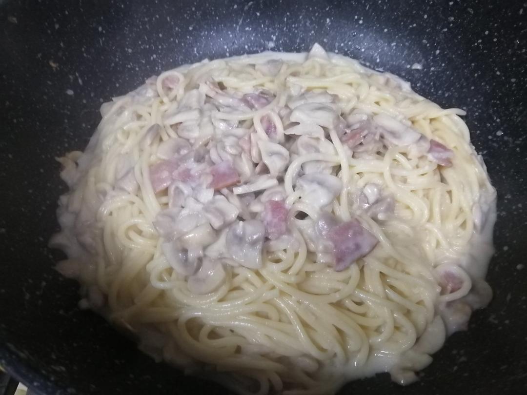奶油培根蘑菇意面