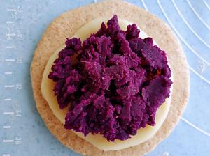 全麦麻薯紫薯馅欧包，放了黑麦粉，这样做口感软软的，是非常减脂健康的面包，当早餐或者饿了当加餐都是棒棒啦🤗的做法 步骤8