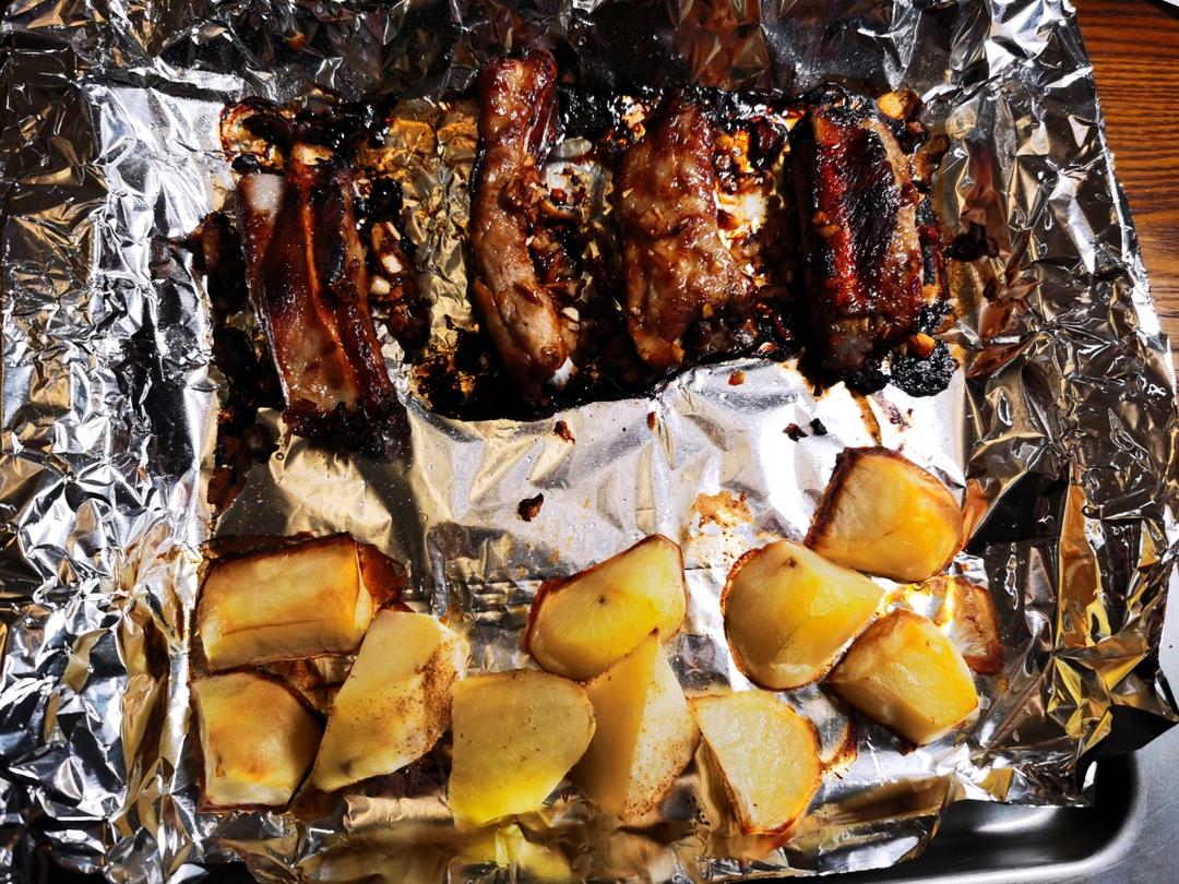 外焦里嫩！好吃到舔手指的蒜香烤排骨