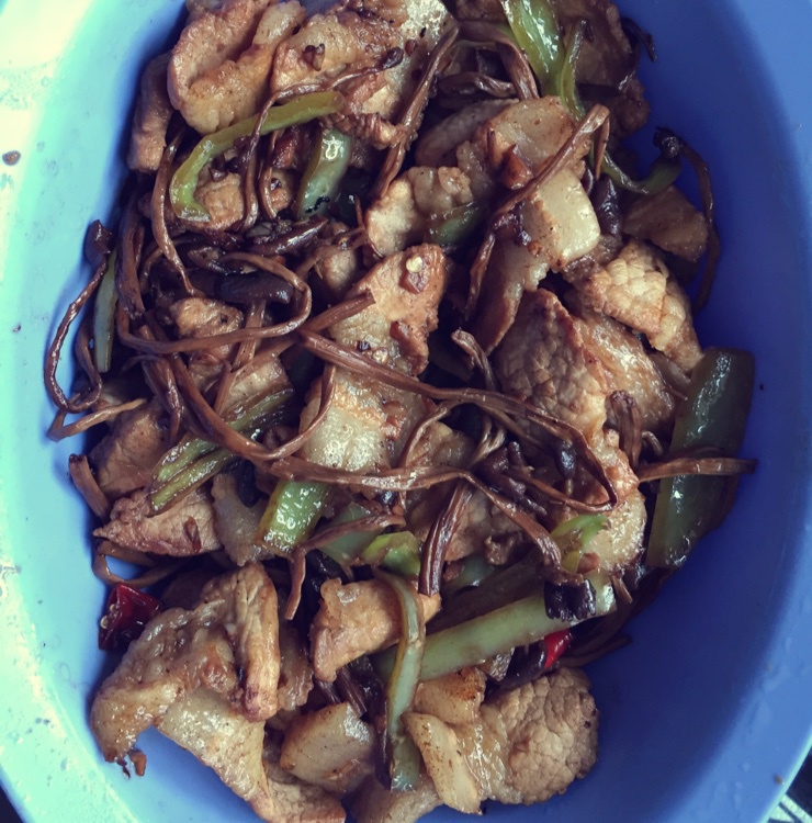 五花肉干锅茶树菇