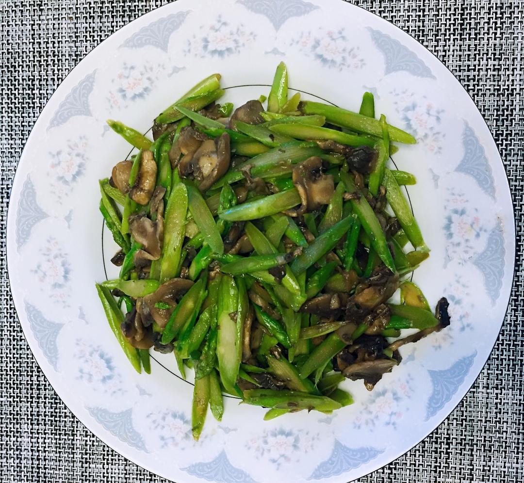 芦笋炒蘑菇
