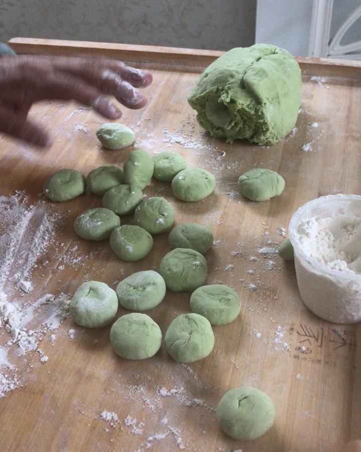 翡翠白玉白菜饺子详细版（附翡翠白玉白菜饺子包法，翡翠白玉饺子皮两种制法，面包机和面，翡翠白玉烧卖，各种馅料搭配）