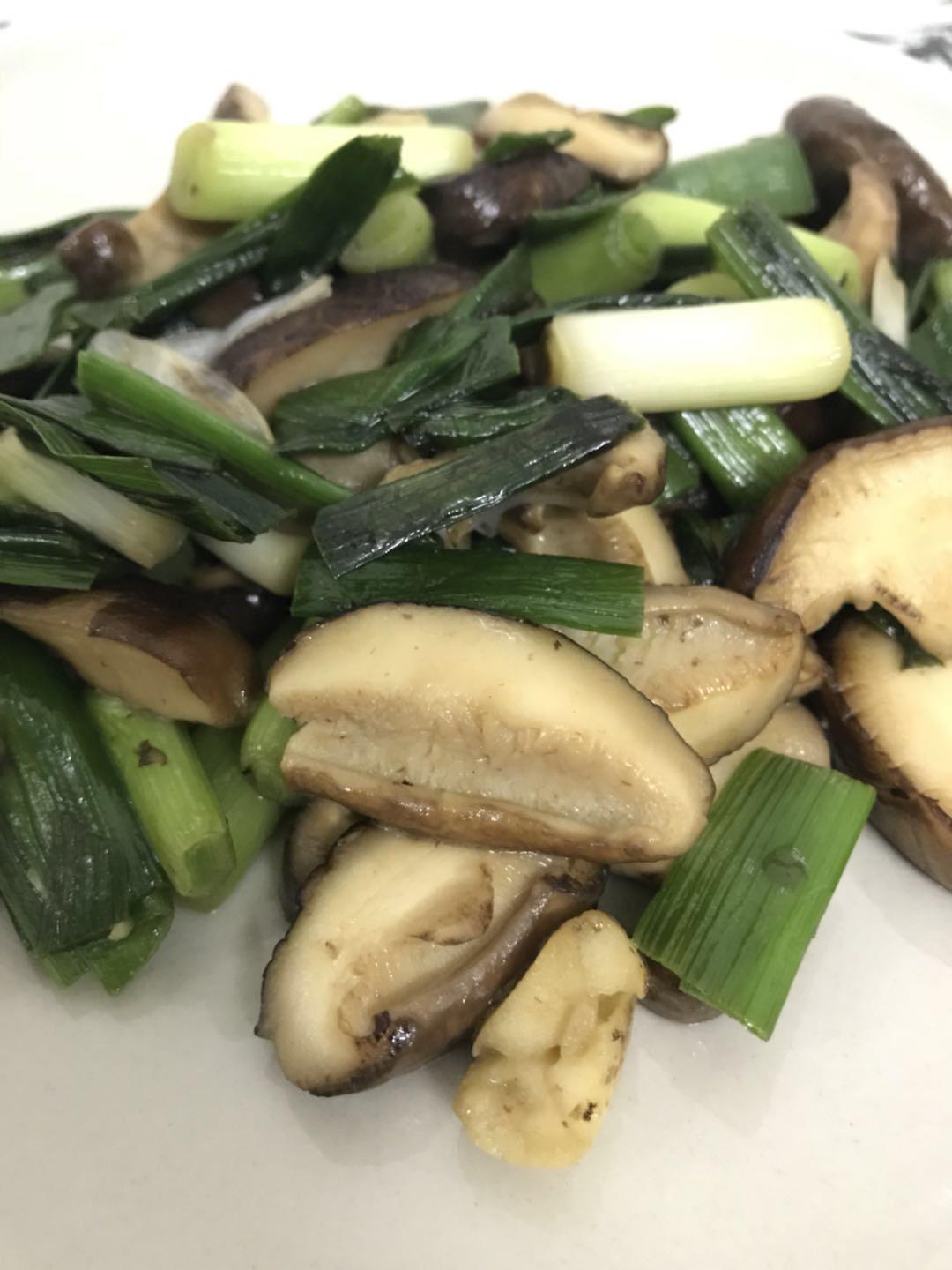 比肉好吃的降脂家常菜香菇炒蒜苗