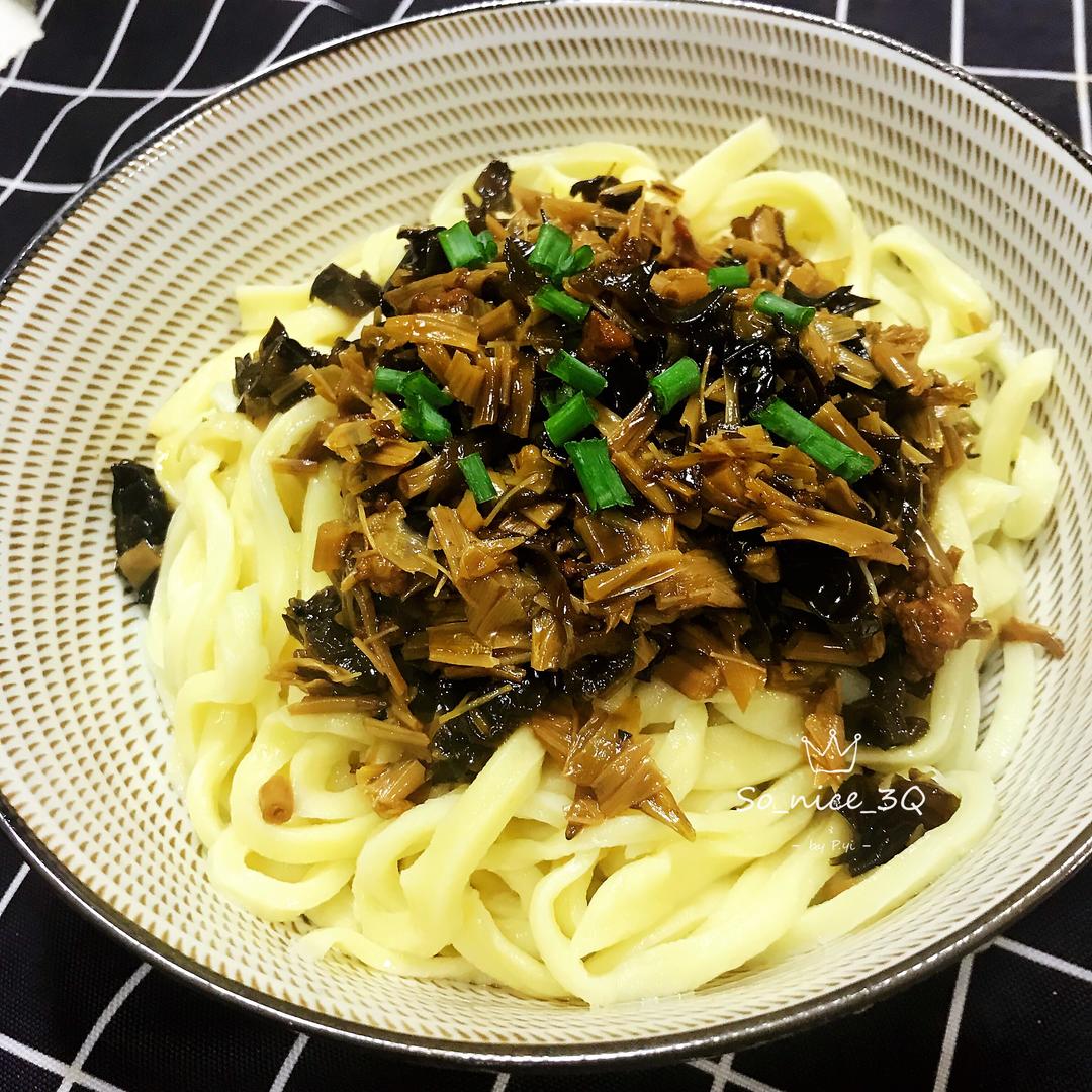 黄花菜木耳打卤面的做法