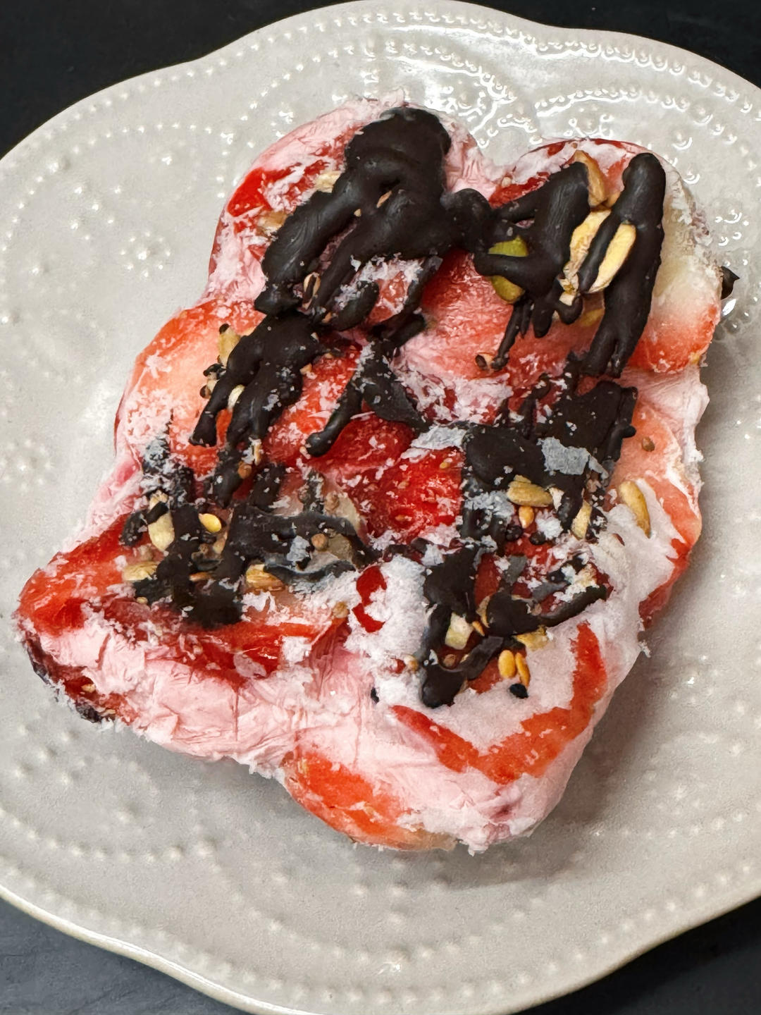 脆皮黑巧草莓夹酸奶