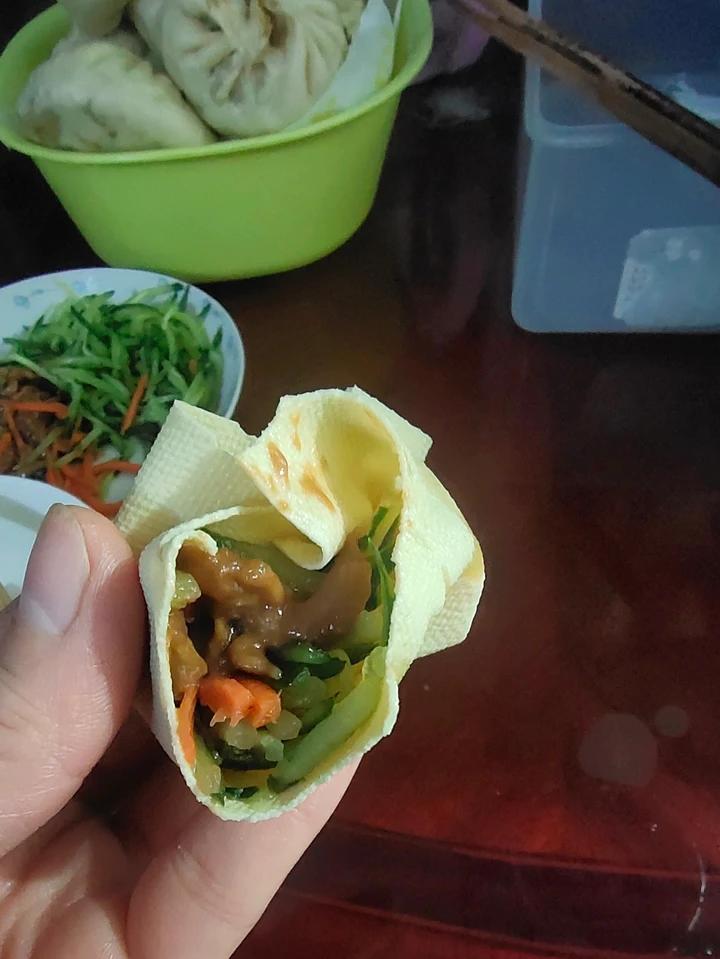 春日限定-京酱肉丝卷春饼