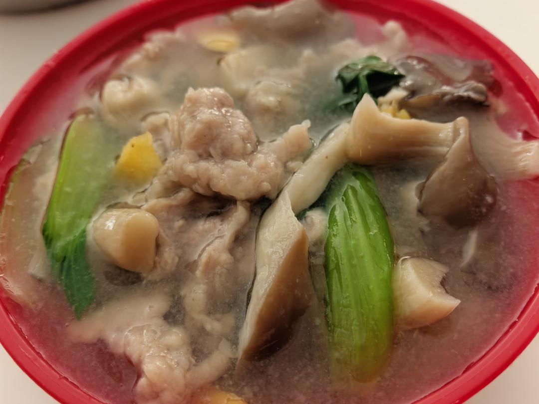 鲜美平菇滑肉汤