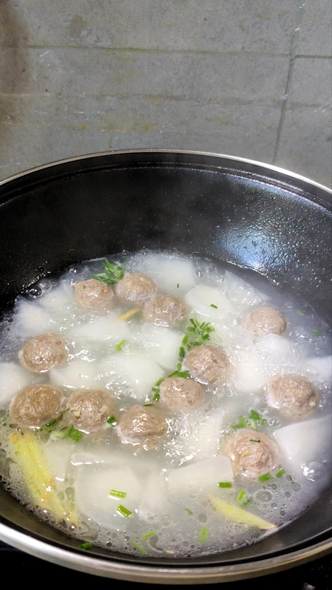 牛肉丸子萝卜汤，简单易做的鲜美味道