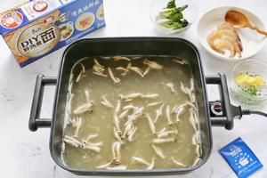 清爽海鲜菌菇汤面的做法 步骤5