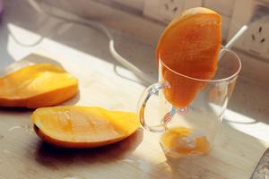 把夏天喝掉之【芒果汁】的做法 步骤2