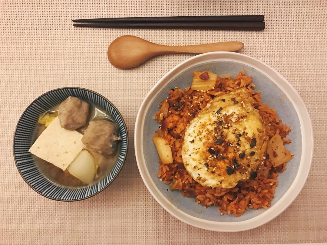 泡菜吞拿鱼（金枪鱼）炒饭—冬天就该来一碗红红火火的炒饭