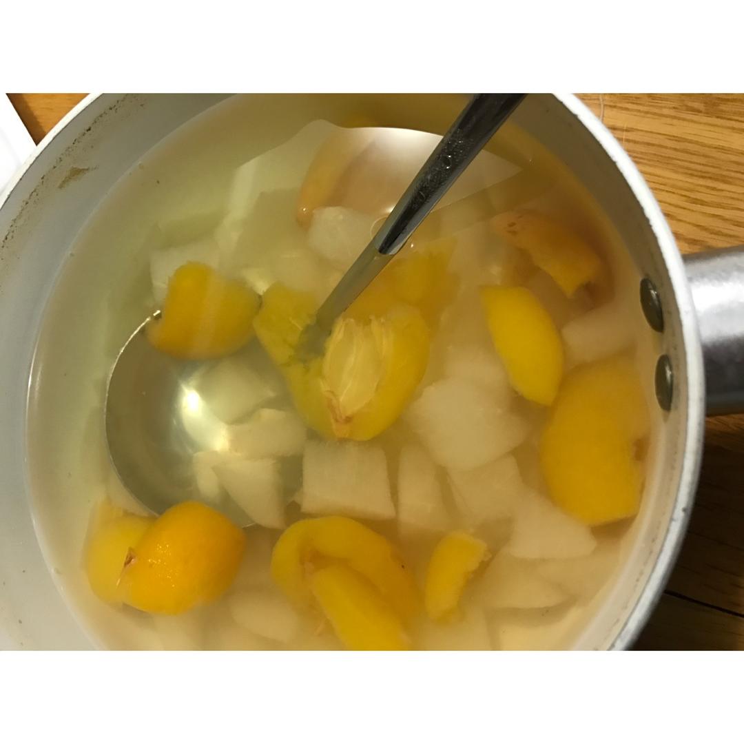 冰糖雪梨炖枇杷