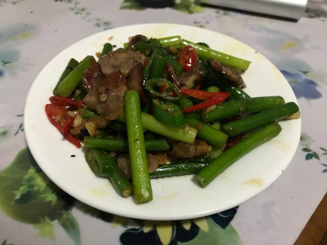 蒜苗炒香肠