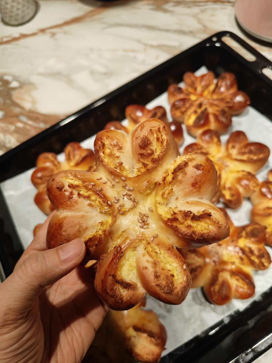 超软花朵椰蓉面包，仅需一次发酵，造型简单立体，持续柔软隔夜不变硬