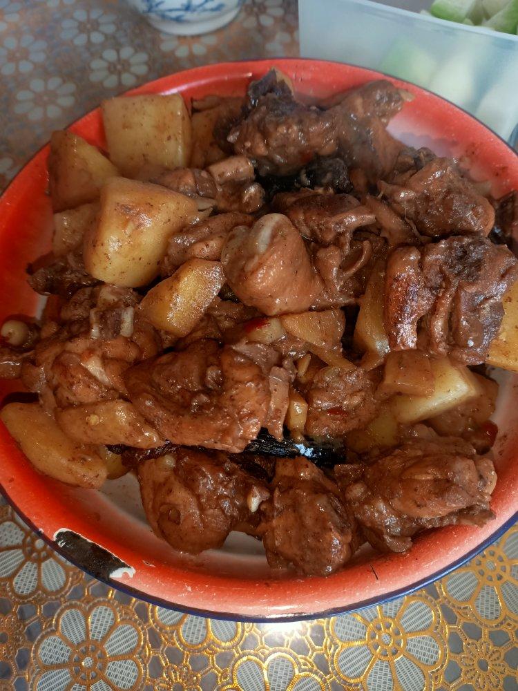 丽军美食做的小鸡炖蘑菇土豆