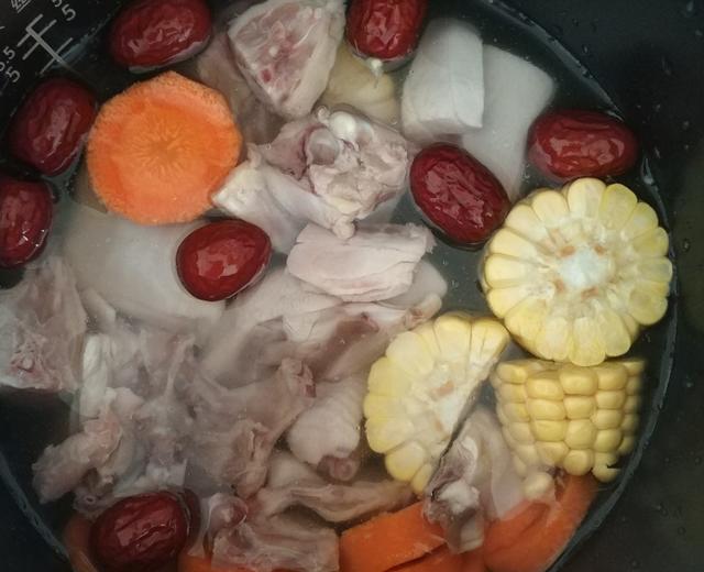 红枣枸杞玉米胡萝卜鸡汤的做法