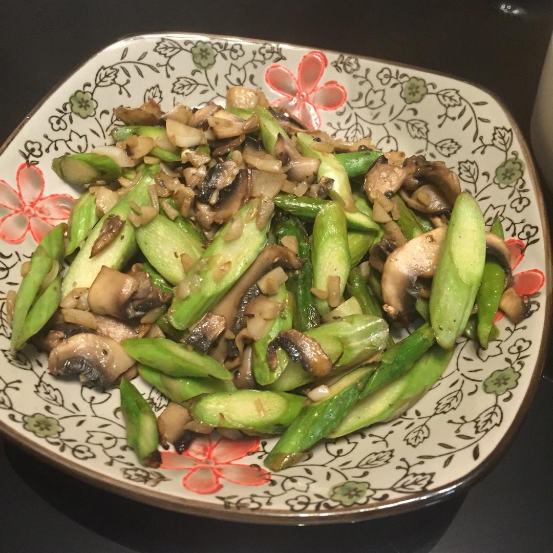 芦笋炒蘑菇