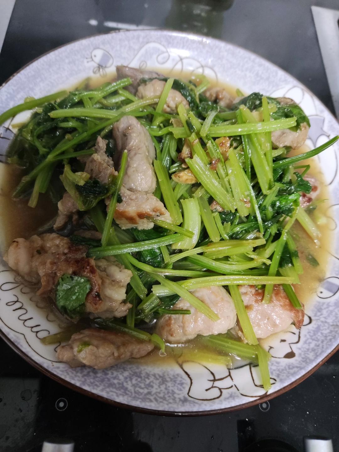 有点费米饭的芹菜炒肉