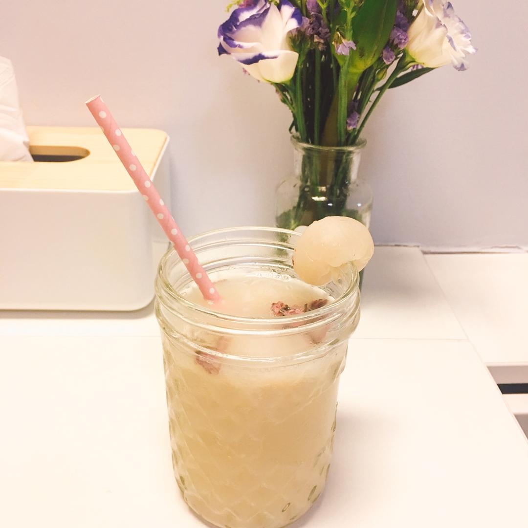 盐渍樱花荔枝朗姆饮
