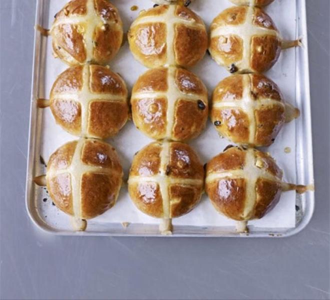 复活节之保罗的热十字面包(Paul Hollywood's Hot Cross Buns)的做法