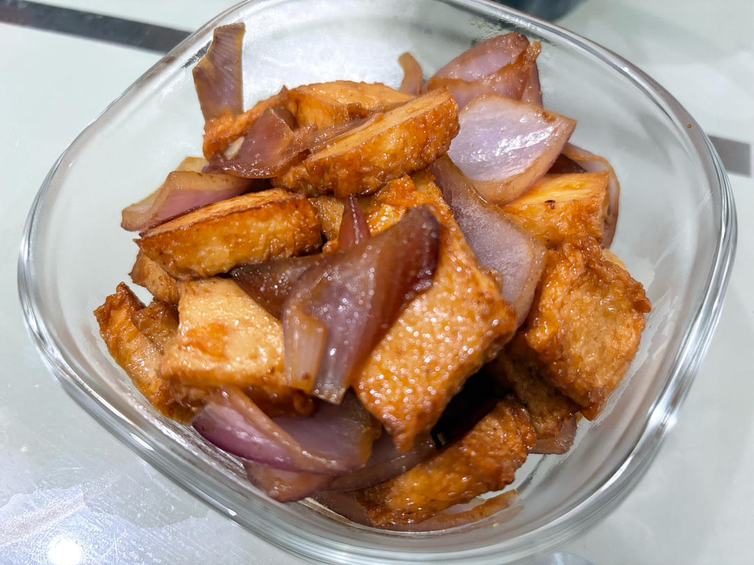 洋葱炒鱼豆腐