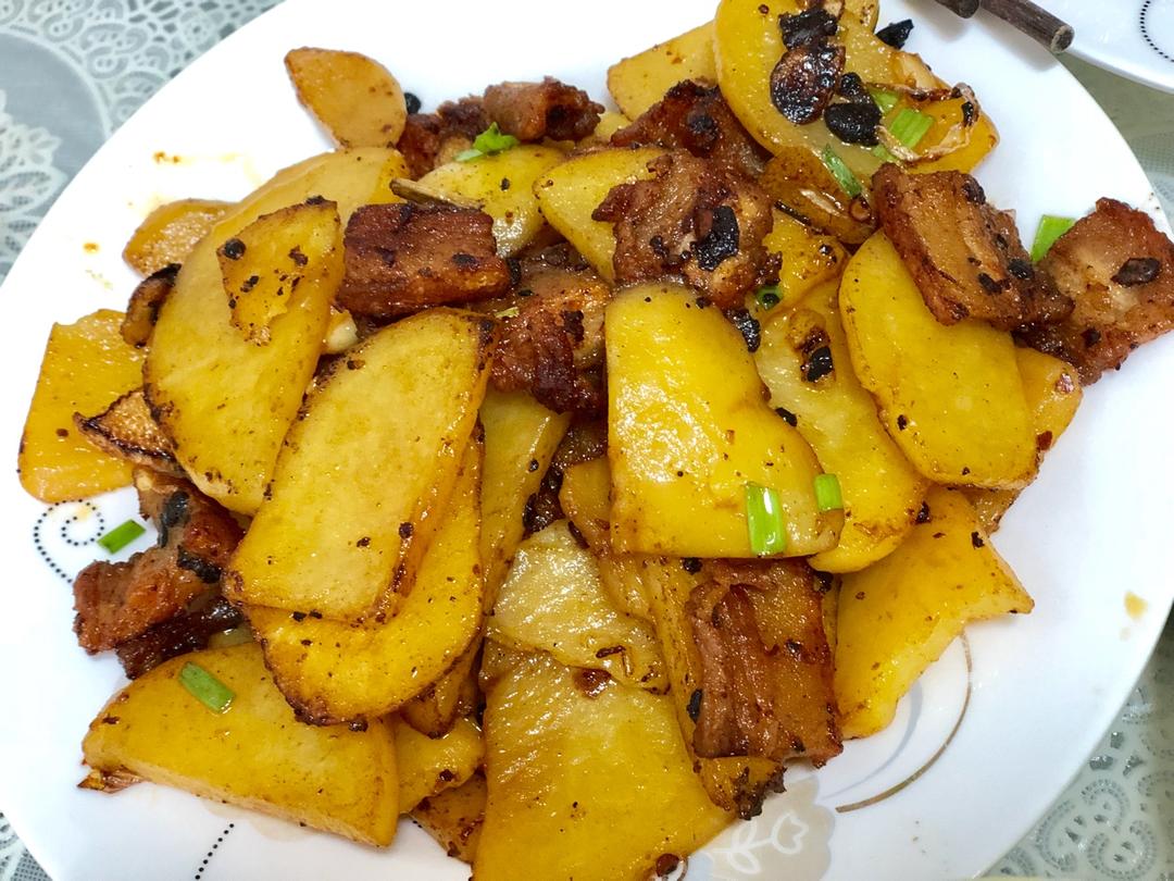 五花肉干煸土豆片