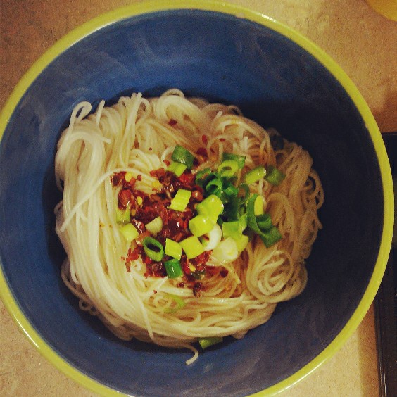 葱爆面—就是汪涵在天天向上里面做的那个啦