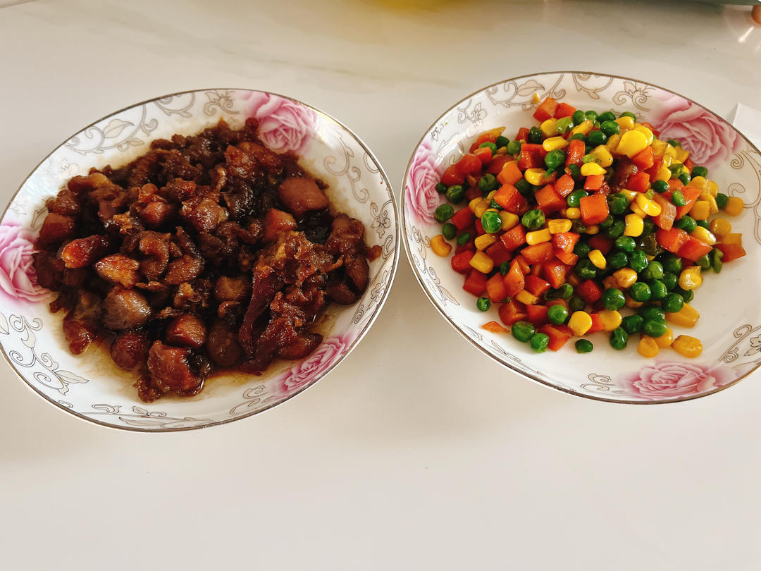 炒四丁（肉丁、豌豆、胡萝卜丁、玉米粒）