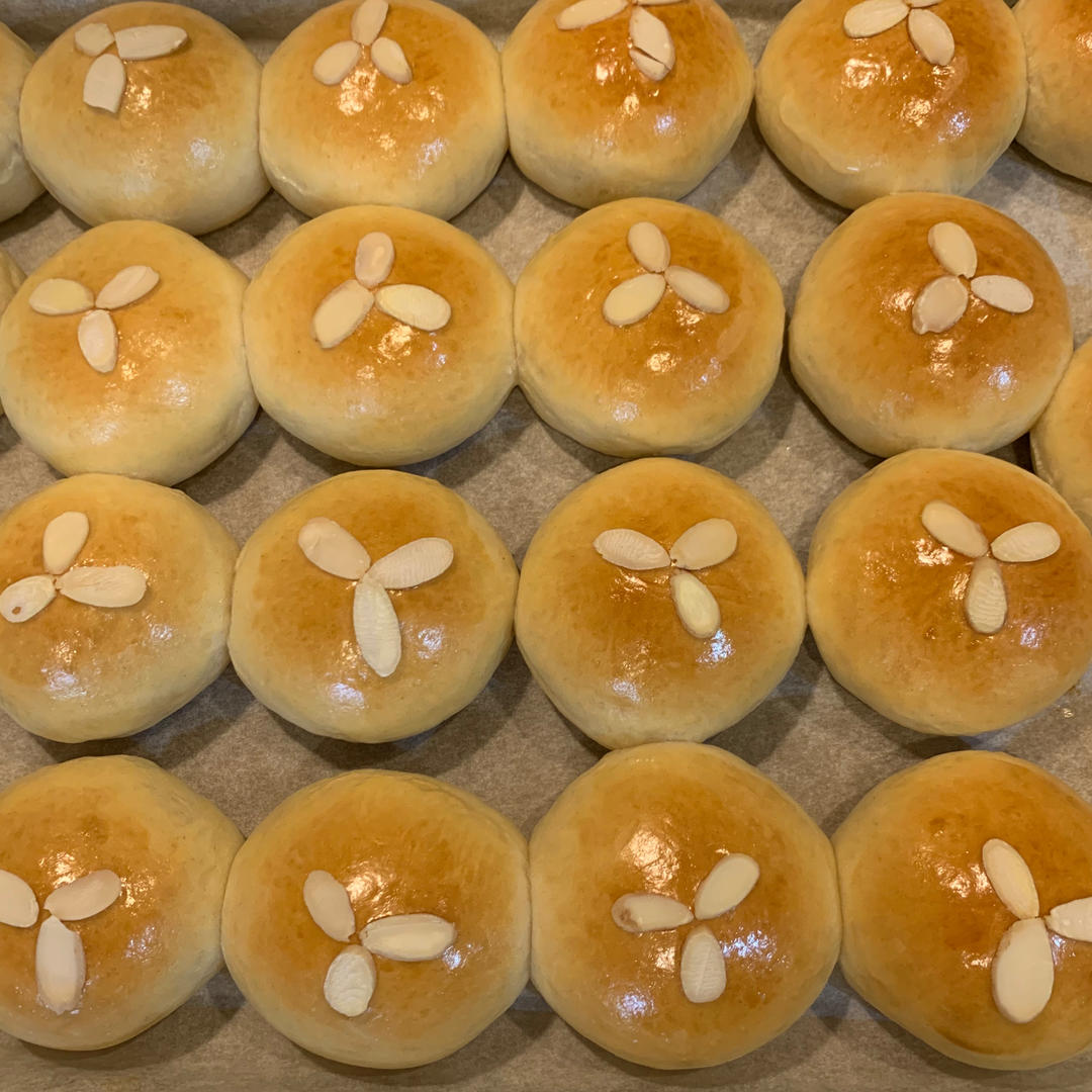 像棉花般柔软的炼乳小餐包，新手一次成功