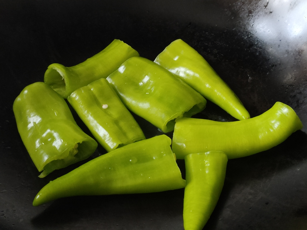 萌新也能学会的酱香青椒的做法 步骤3