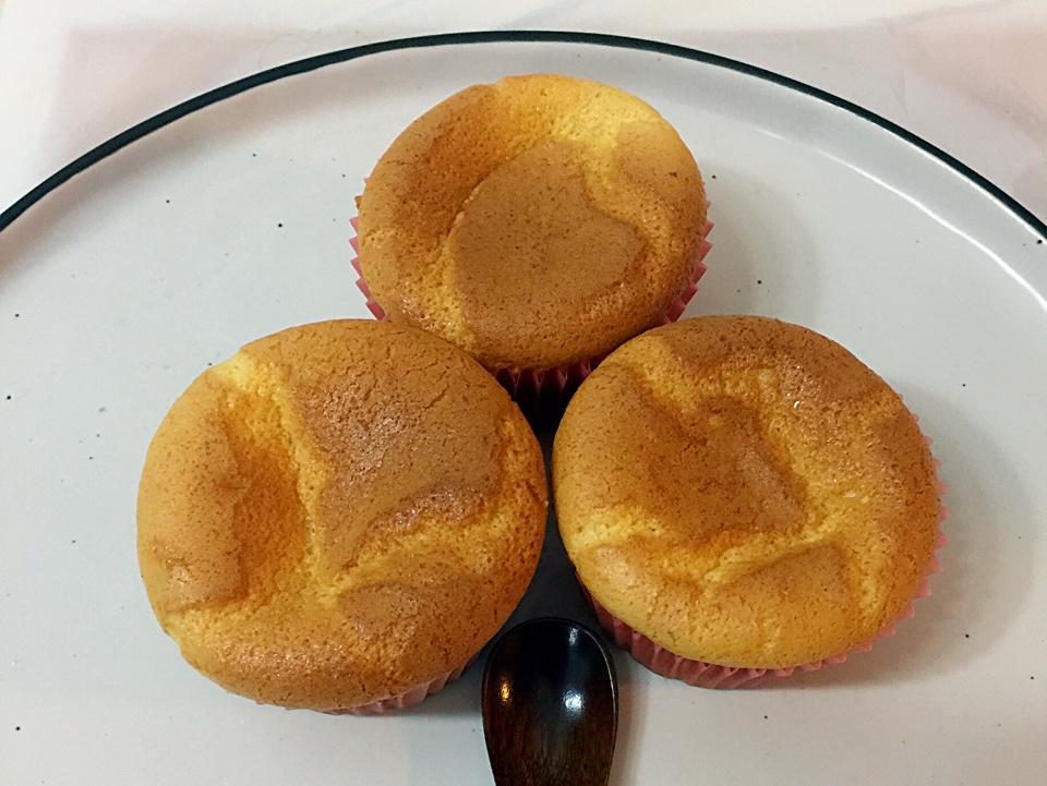 乳酪戚风纸杯蛋糕的做法