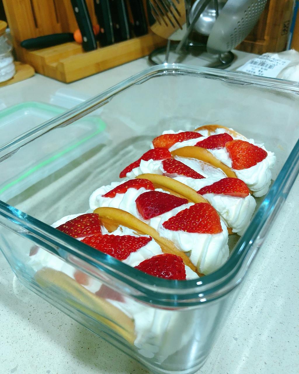 韩国最热门的甜品店Le Bread Lab的草莓蛋糕卷