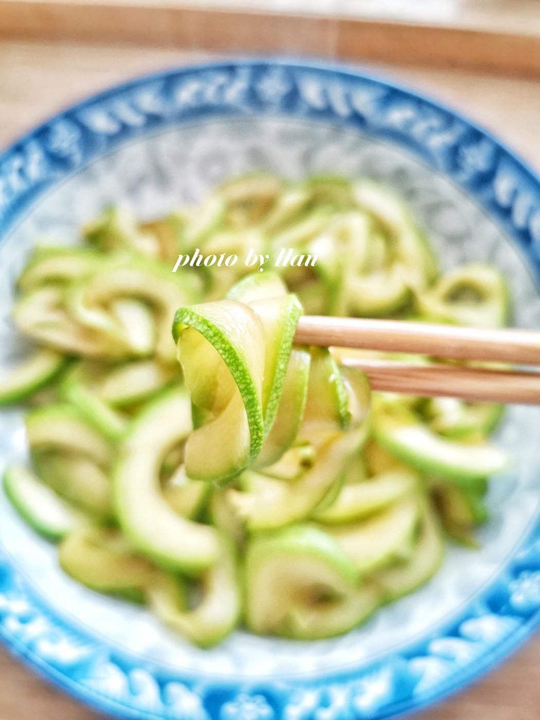 快手减脂菜——蒜香西葫芦的做法 步骤7