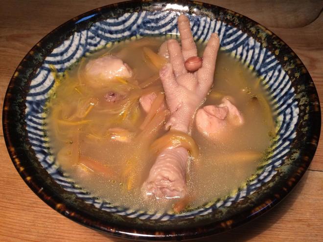 鸡爪花生黄花菜汤的做法