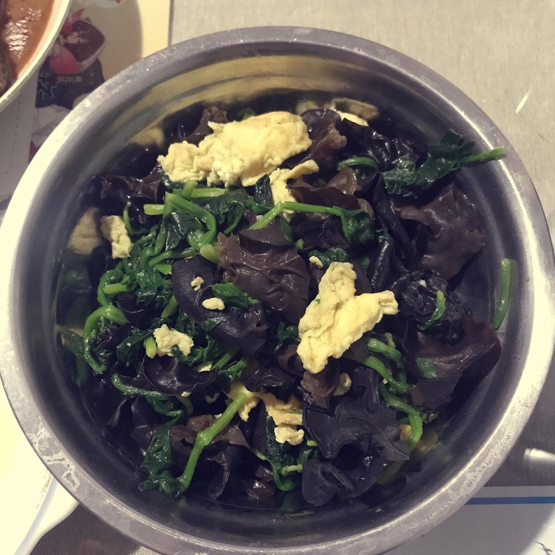 菠菜木耳炒鸡蛋