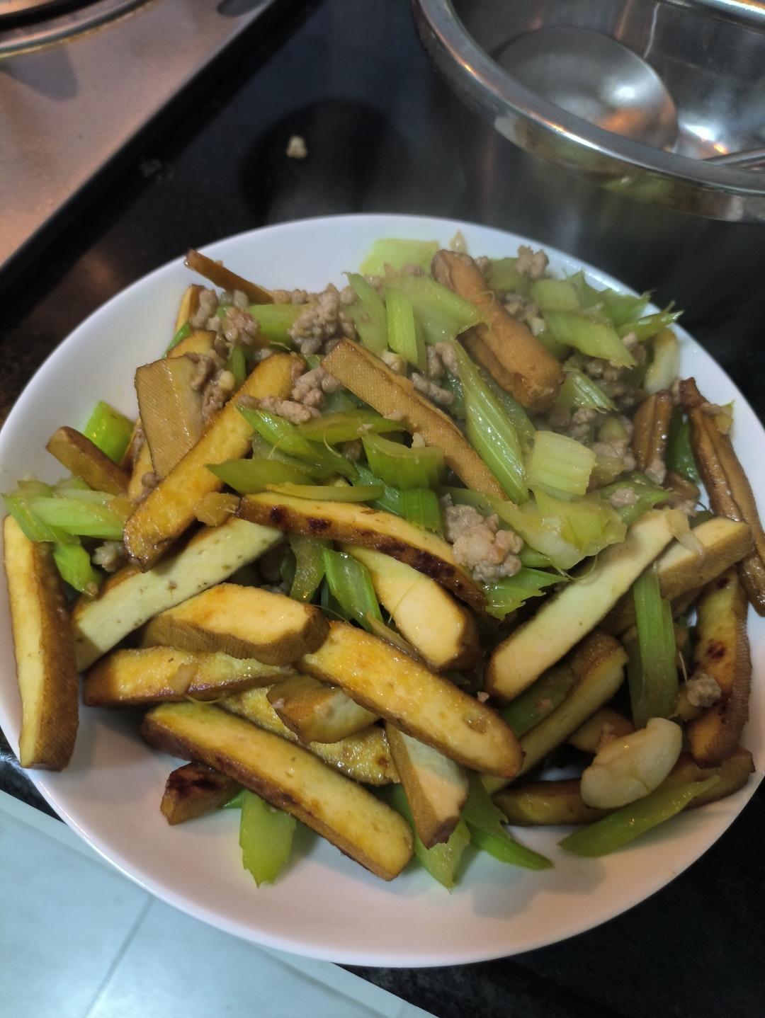 芹菜香干炒肉