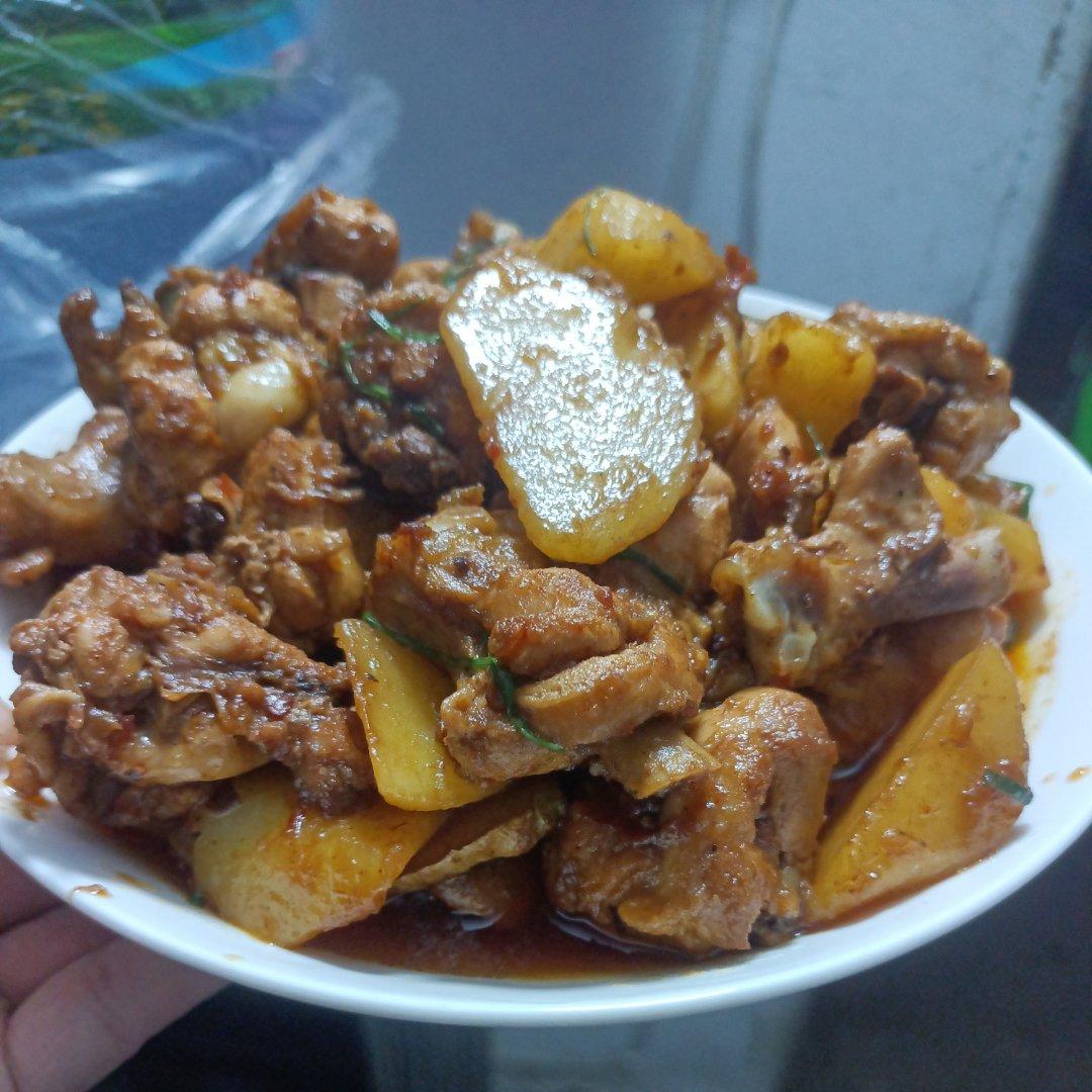 鸡腿红烧土豆（独家做法超简单）