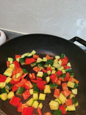 减脂美味，好吃不胖的鸡胸肉黄瓜红椒的做法 步骤4