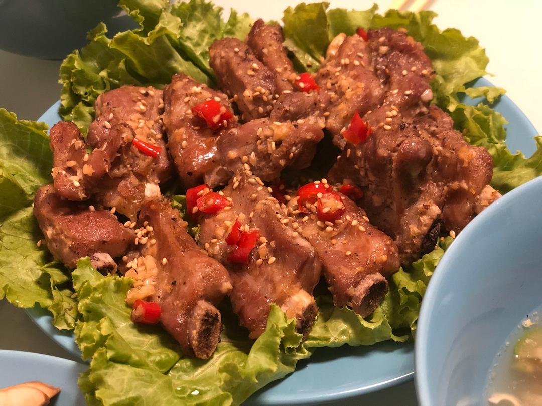 小鸟玩儿什么呢做的烤蒜香排骨