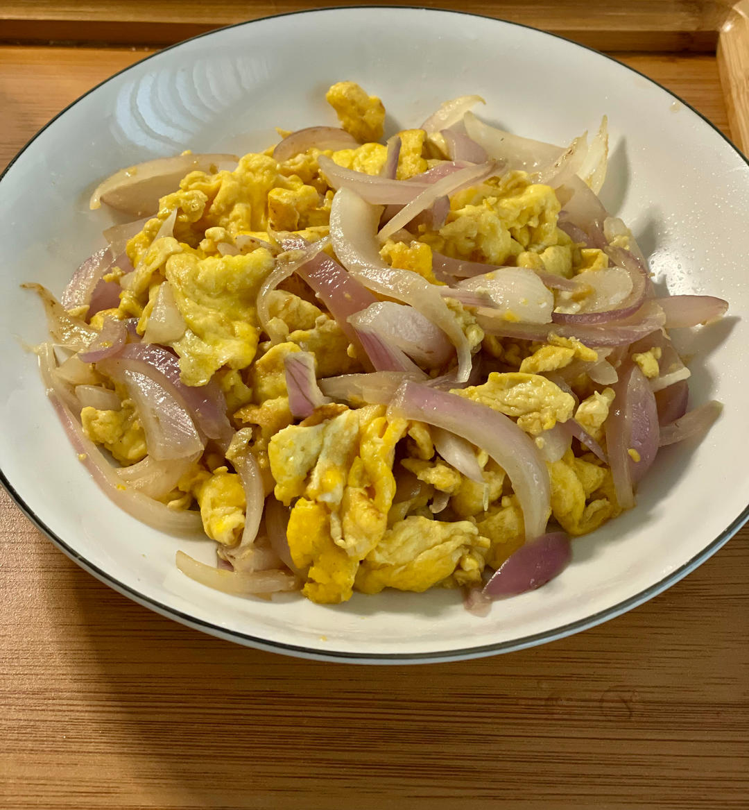 小李在吃什么呢做的洋葱炒鸡蛋