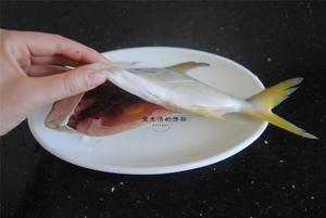 酸梅蒸鲳鱼的做法 步骤3
