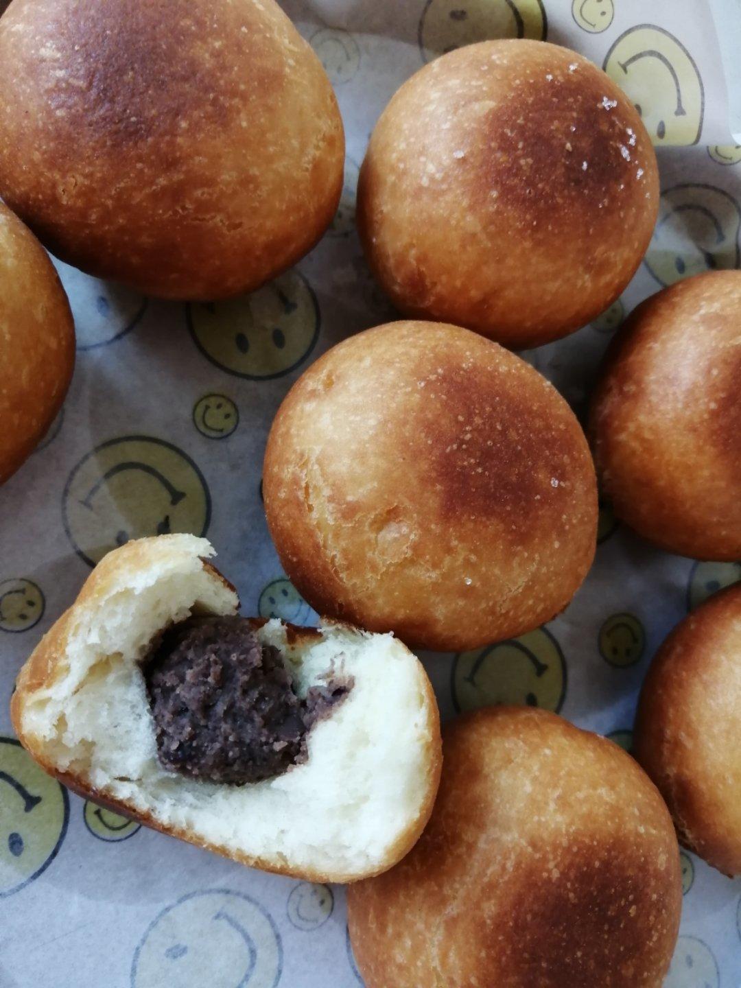 好吃到哭泣的甜甜圈VANILLA CREAM-FILLED DOUGHNUTS