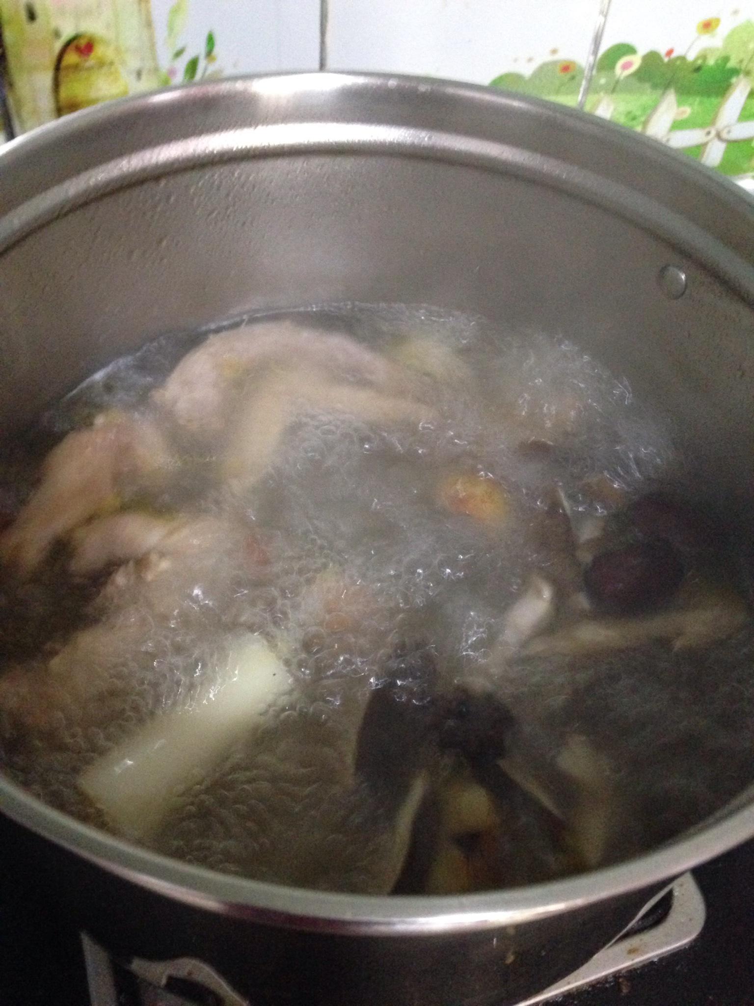 香菇鸡汤的做法 步骤2