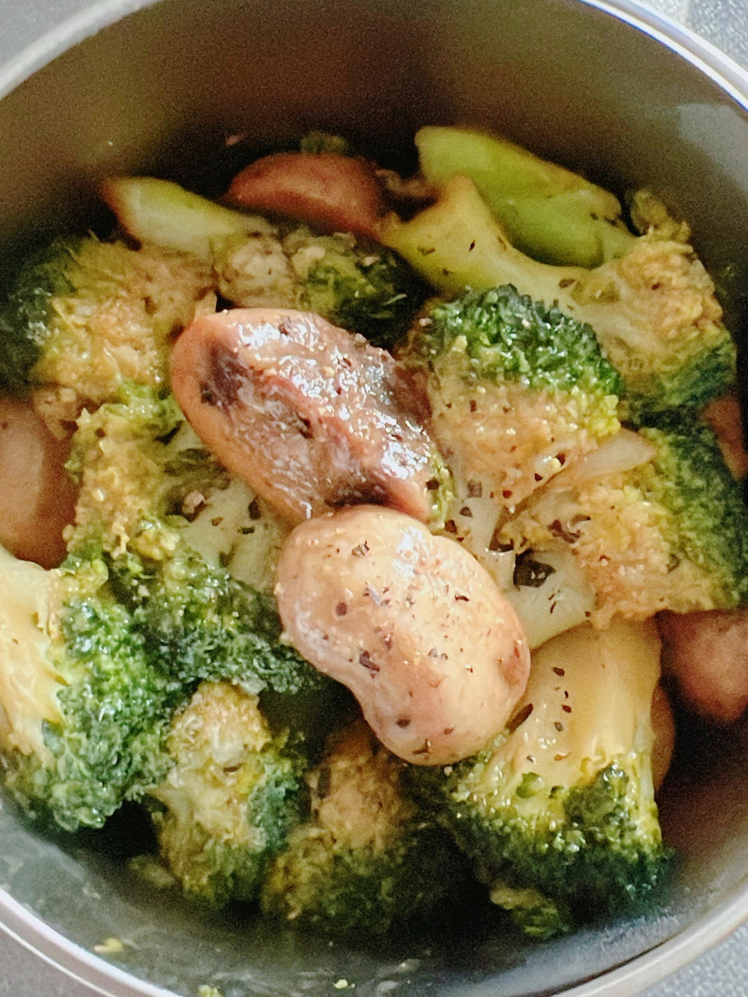 鲜美可口❗️清爽好吃的西兰花炒口蘑，超简单～