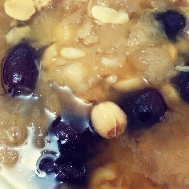 银耳百合莲子糖水